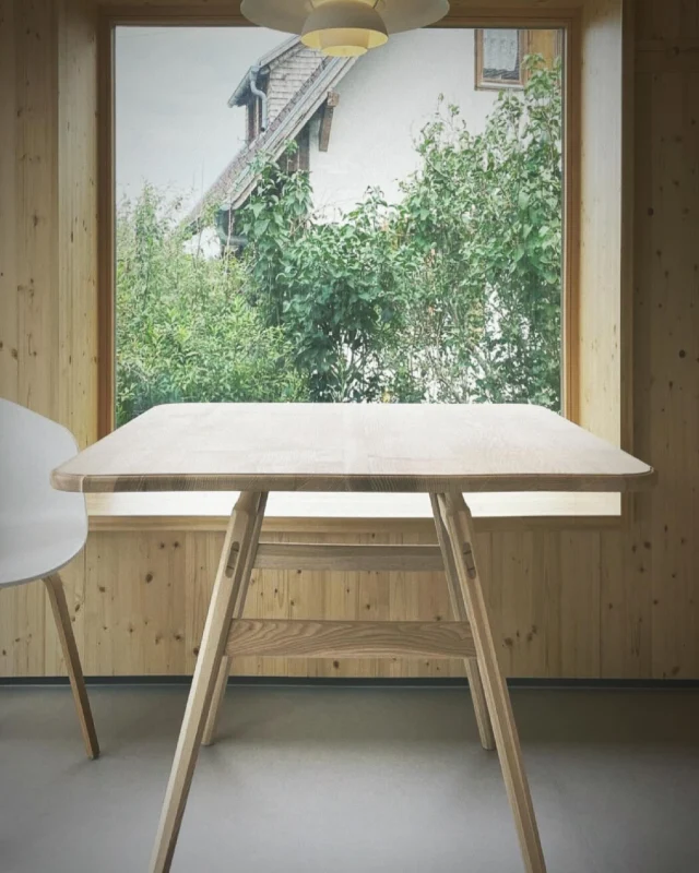 Der Syndikat Walden Tisch! 

Nach einer intensiven Testphase ist unser Syndikat:Walden Shop nun offiziell online! 🎉 Als erstes Produkt stellen wir euch unseren handgefertigten Walden Tisch vor – ein echtes Unikat, gefertigt nach jahrhundertealter Schwarzwälder Handwerkstradition.

✨ Was macht ihn so besonders?
✔️ Jeder Tisch ist ein Einzelstück mit Zertifikat inkl. Geodaten des Baumes
✔️ Handgefertigt aus regionalem Holz – geschlagen nach dem Mondkalender 🌙
✔️ Traditionelle Zapfenverbindungen – kein Leim, keine Schrauben, nur reines Handwerk

Das ist nur der Anfang! In den kommenden Wochen stellen wir euch weitere Produkte und ihre Macher vor. Gleichzeitig freuen wir uns über weitere Produzenten, die ihre nachhaltigen Handwerksprodukte in unserem Shop präsentieren möchten.

➡️ Link auf die Seite und Shop in der Bio

#syndikatwalden #handwerk #schwarzwald #regional #nachhaltigkeit #holzliebe