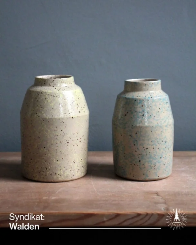 Cix Ceramics im Syndikat Walden Shop
Teller, Tassen, Schalen – aber anders.

Hinter Cix Ceramics steht Angelika Steinhilper, die in ihrer Werkstatt alltagstaugliche Keramik mit künstlerischem Anspruch fertigt. Ihre Stücke bestechen durch weiche Linien, charaktervolle Formen und die besondere Farbgestaltung mit Engoben.

Jedes Teil ist handgearbeitet, jedes Teil erzählt von der Balance zwischen Funktion und feinem Gespür für Gestaltung.

Keramik für den Alltag – aber mit Haltung.
Jetzt bei uns im Syndikat Walden Shop.

#cixceramics #syndikatwalden #keramikliebe #handgemacht #everydayobject #keramikkunst #designmitcharakter #AngelikaSteinhilper #keramikdesign #töpferei #slowliving #craftedwithcare #handmadeceramics