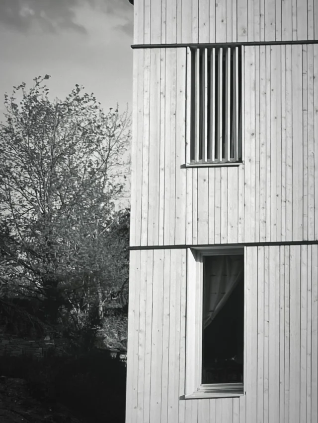 Reduktion trifft Raffinesse.

Die Fassade dieses modernen Einfamilienhauses in Kärnten zeigt, wie viel Ausdruck in klaren Linien steckt. Vertikale Holzlamellen schaffen Rhythmus, Tiefe und Charakter – und verleihen dem Baukörper zugleich Leichtigkeit und Eleganz.
Ein Haus, das sich nicht aufdrängt, sondern mit Haltung dasteht.
Modern. Natürlich. Zeitlos.

#SyndikatWalden #Holzhaus #Fassade #Architektur #ModernesWohnen #Einfamilienhaus #Kärnten #Holzfassade #Reduktion #Eleganz #BauenMitHolz #Architekturfotografie #NatürlichBauen #Wohnkonzepte #Designliebe #HausmitCharakter