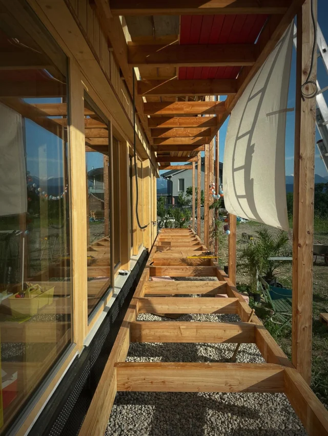 Sägewerk trifft Sommersonne 

Letzte Handgriffe am Außenbereich eines Holzhauses mit Weitblick – irgendwo zwischen Kärntner Gelassenheit und architektonischem Feingefühl. Die Struktur steht, das Licht spielt – bald wird hier gelebt, gelacht und barfuß Kaffee getrunken.

Wir freuen uns, dieses Projekt mit viel Liebe zum Material und zum Detail begleiten zu dürfen.

#syndikatwalden #holzbau #naturmaterialien #aussenbereich #holzhaus #kärnten #feinearchitektur #baustellemitblick #architekturimgrünen #nachhaltigbauen #designtrifftnatur #bauenmitstil